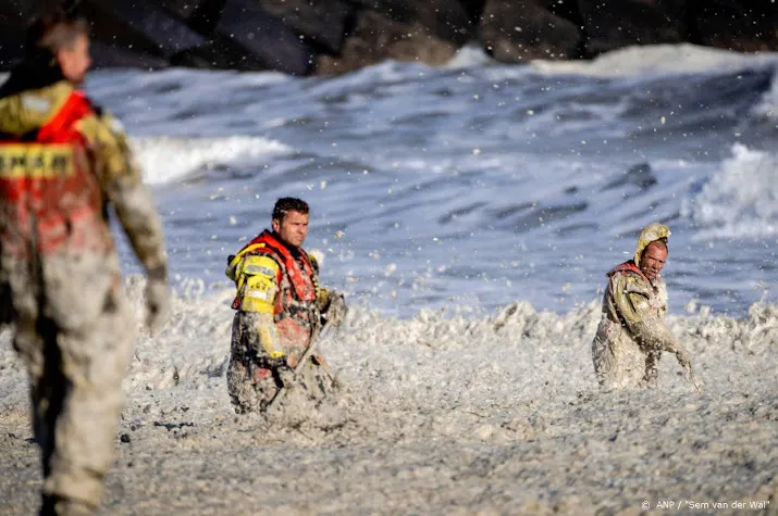 kustwacht staakt zoektocht naar vijfde surfer