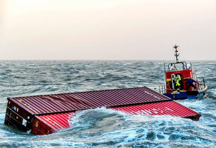 kwart afval containerramp msc zoe nog niet opgeruimd