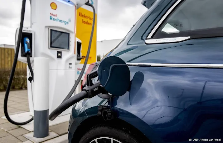 laadpalen bij tankstations langs snelwegen zijn toegestaan