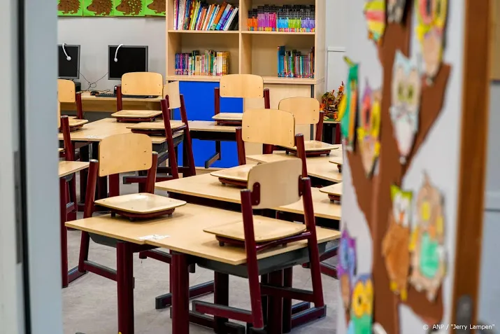 laat scholen verplicht samenwerken