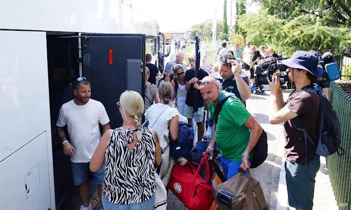 laatste bussen met vakantiegangers uit italie terug in nederland