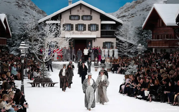 laatste collectie lagerfeld op catwalk