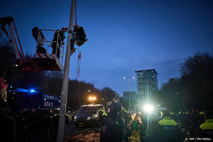 laatste demonstranten van de a12 ook actievoerders weg uit boom