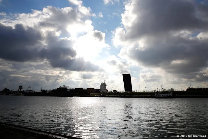 laatste explosies bij resterende deel oude sluis bij terneuzen