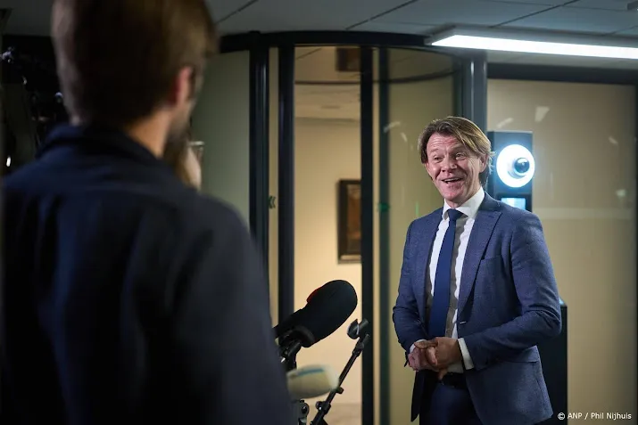 laatste fractieleiders praten met informateur over kabinetsvormen
