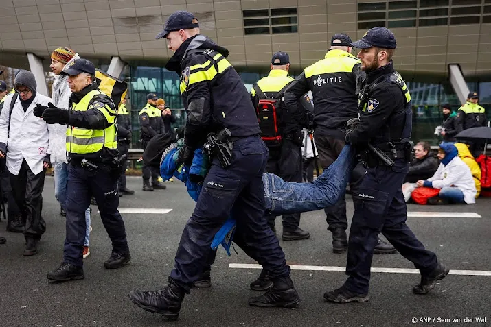 laatste klimaatactivisten van a10 gehaald weg nog niet vrij