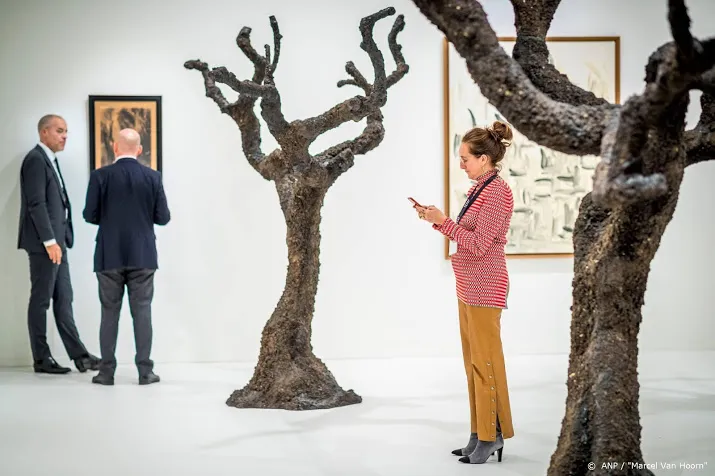 lagere opkomst kunstbeurs tefaf vanwege het coronavirus