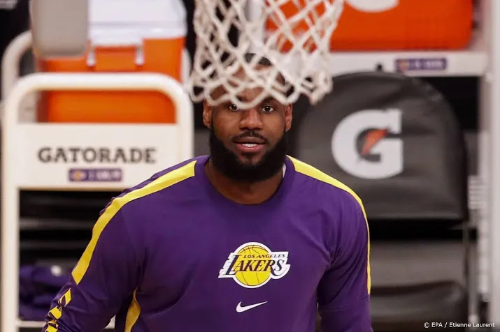 lakers dankzij late score james alsnog door naar play offs nba