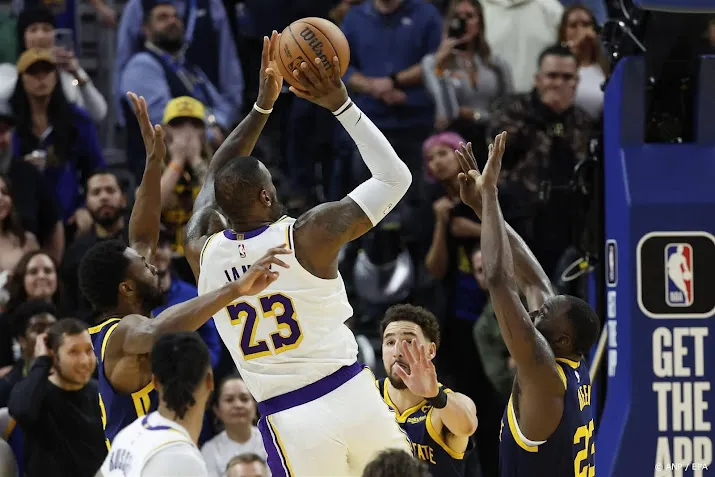 lakers van james verslaan warriors van curry na dubbele verlenging