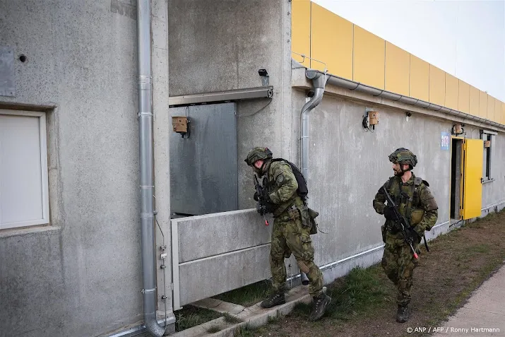 landmacht met voertuigen naar duitsland voor navo oefening