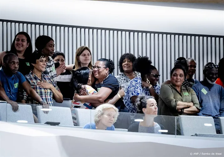 lang applaus in kamer om verblijfsregeling voor surinamers