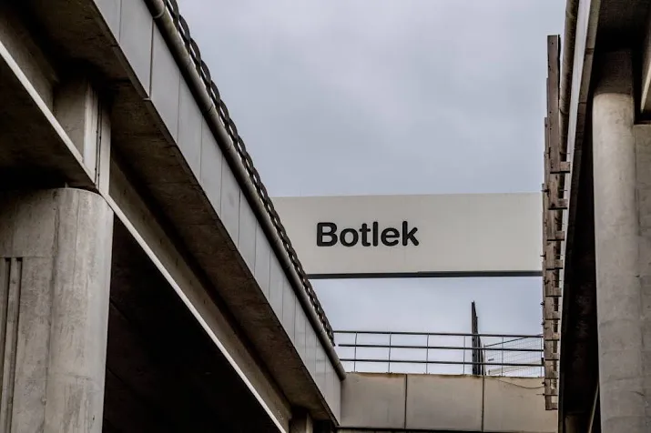 lange file door storing botlekbrug