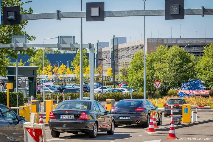 lange rijen autos voor outlet in roermond
