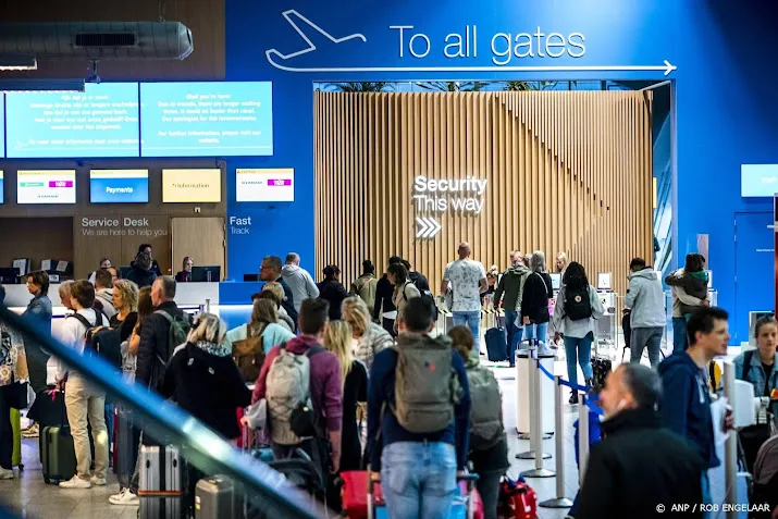 lange rijen op eindhoven airport mede door vroegkomers
