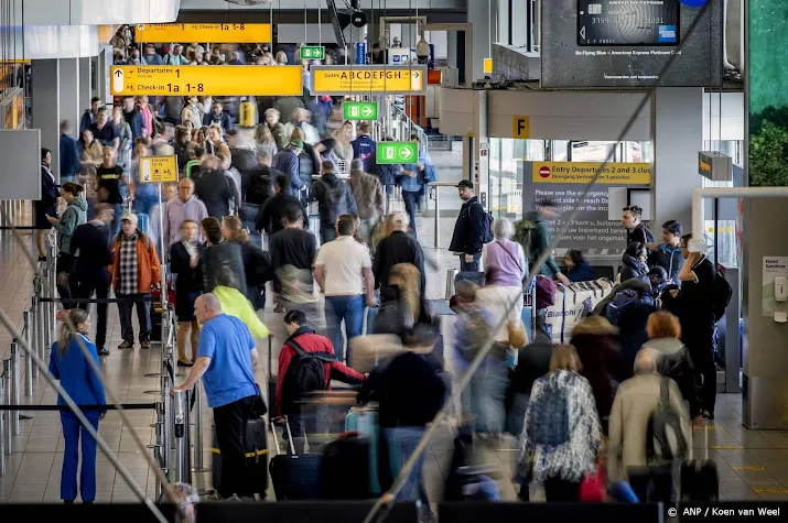 lange rijen op schiphol maar drukte is beheersbaar