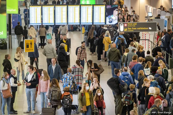 lange rijen op schiphol na begin herfstvakantie