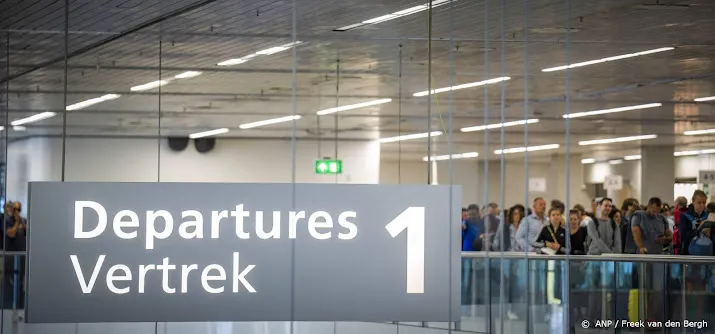 lange rijen op schiphol zorgen voor verontwaardigde reacties