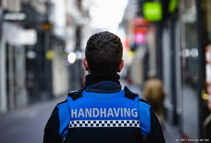 langzaamaan iets meer mensen op straat tijdens avondklokuren