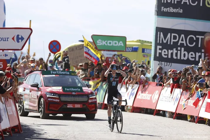 late aanval levert arensman plek winst op in klassement vuelta