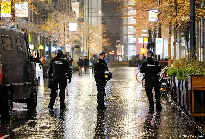 lawaaiprotest bij begin persconferentie coronamaatregelen
