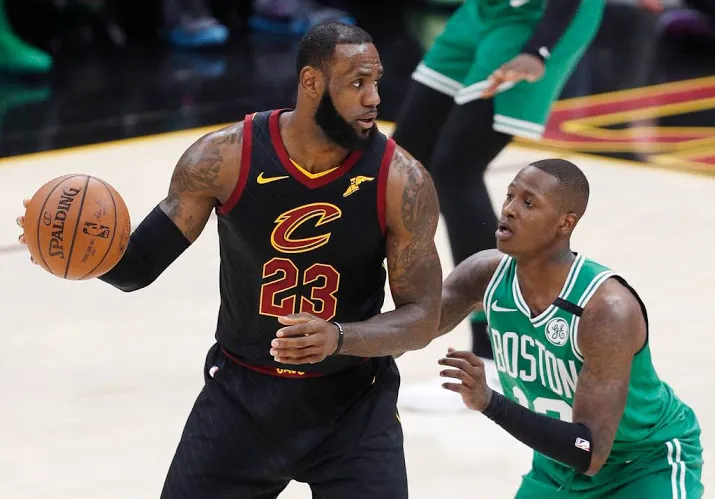lebron james helpt cavaliers naast celtics