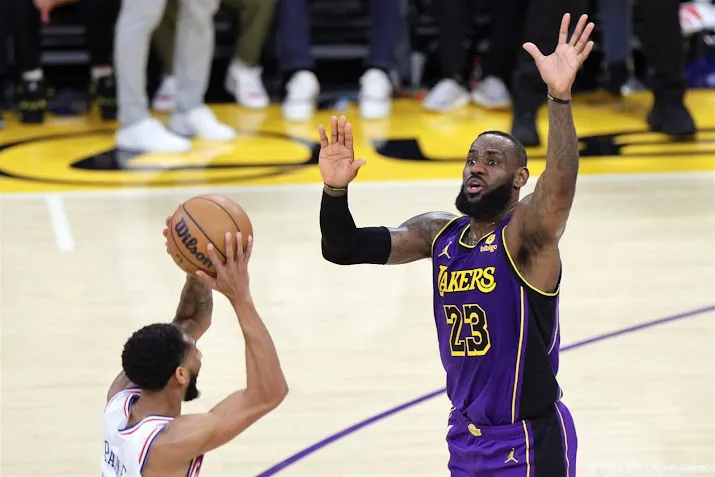 lebron james keert met triple double terug bij winnende lakers