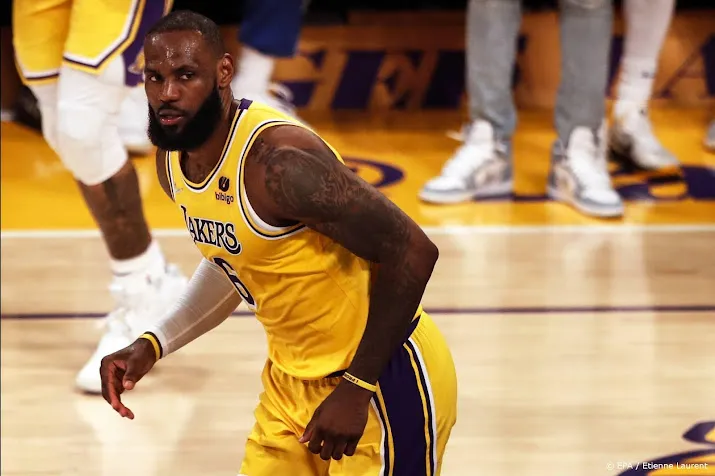 lebron james leidt lakers met 56 punten langs warriors in nba