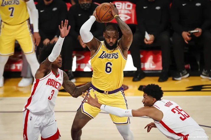lebron james noteert derde triple double van het seizoen