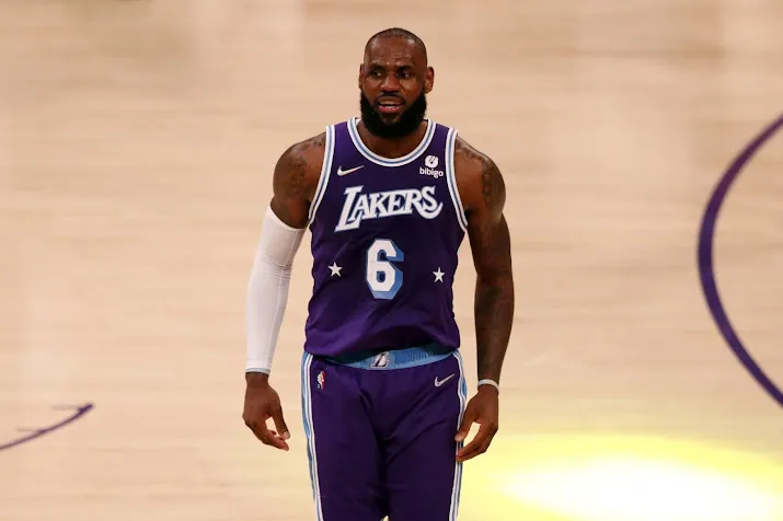 lebron james pleit voor versterking la lakers na missen play offs