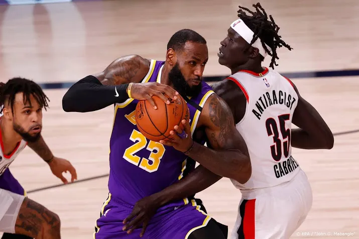 lebron james zet lakers in play offs op voorsprong tegen portland