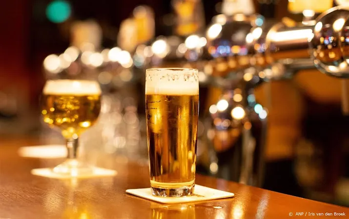 leeftijd modellen alcoholreclames voortaan gecontroleerd met ai