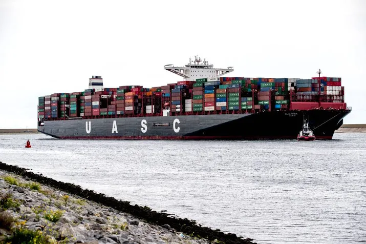 lege containers vallen van schip op maasvlakte