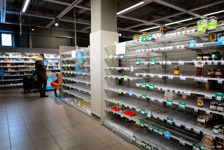 lege schappen bij supermarkten in aanloop naar sneeuw
