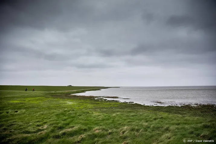 leger springt bij op vervuilde waddenstranden