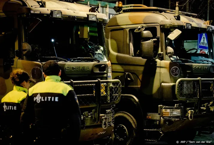 legertrucks paraat voor boerenprotest in den haag