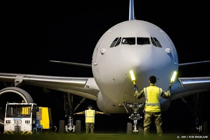 legervliegtuig met gerepatrieerde nederlanders uit israel geland