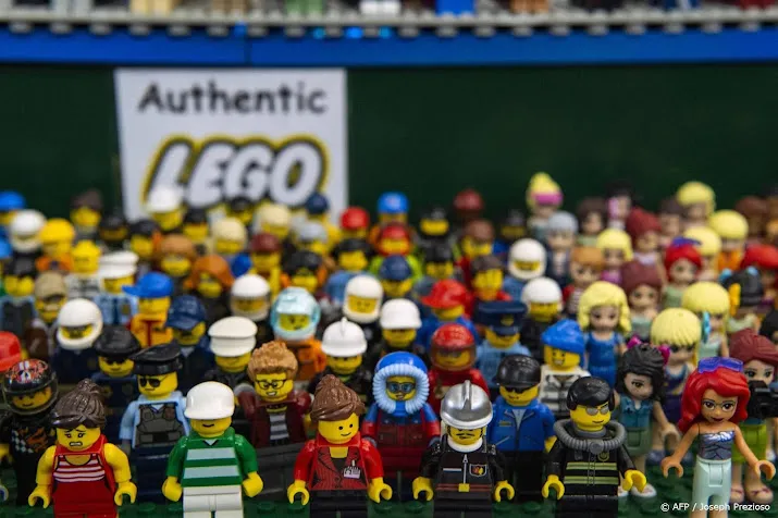 lego poppetjes sieren 75e editie kinderpostzegels