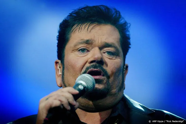 legobeeld van andre hazes duikt op op de dam