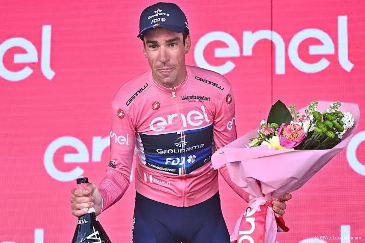 leider armirail blijft in giro in dienst rijden van pinot