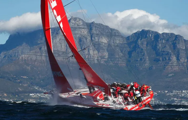 leiders volvo ocean tijdelijk uit de race