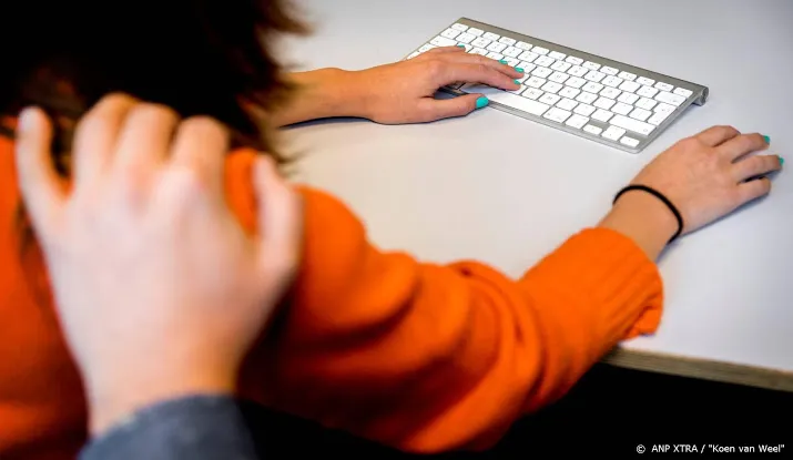 leraar direct ontslagen om grensoverschrijdend gedrag
