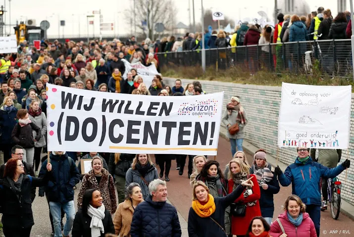 leraren aan staking begonnen met mars naar de kuip