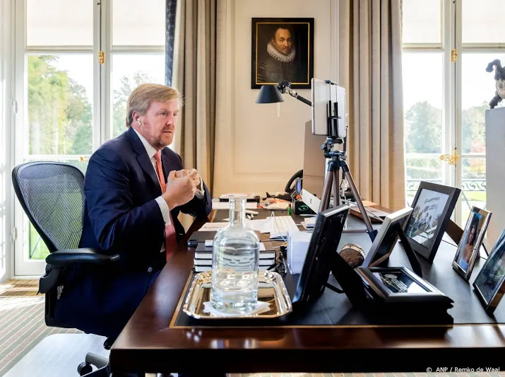 leraren en ouders delen ervaringen met thuisonderwijs met koning