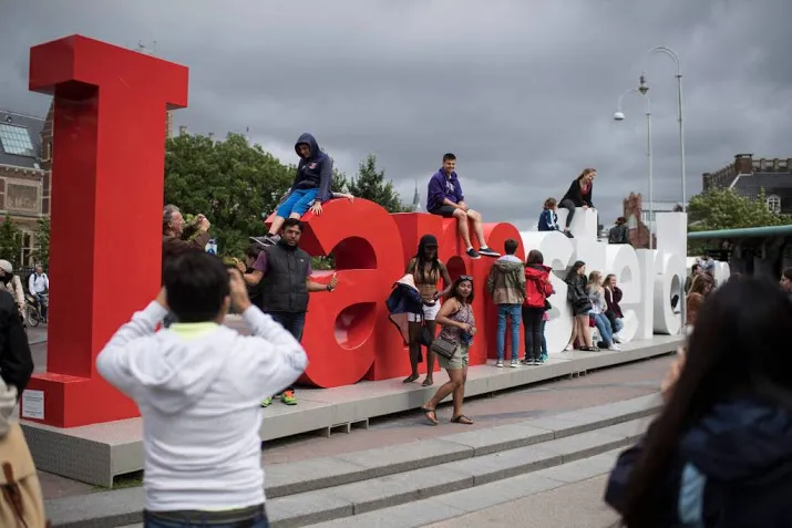 letters i amsterdam nu dan echt weg