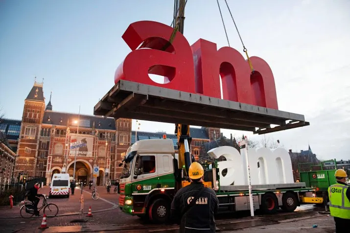 letters i amsterdam snel weggetakeld