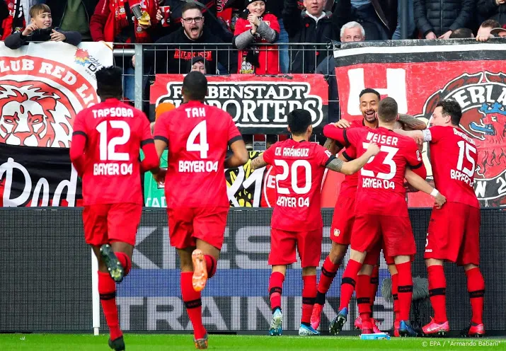 leverkusen wint ruim van frankfurt leipzig gelijk