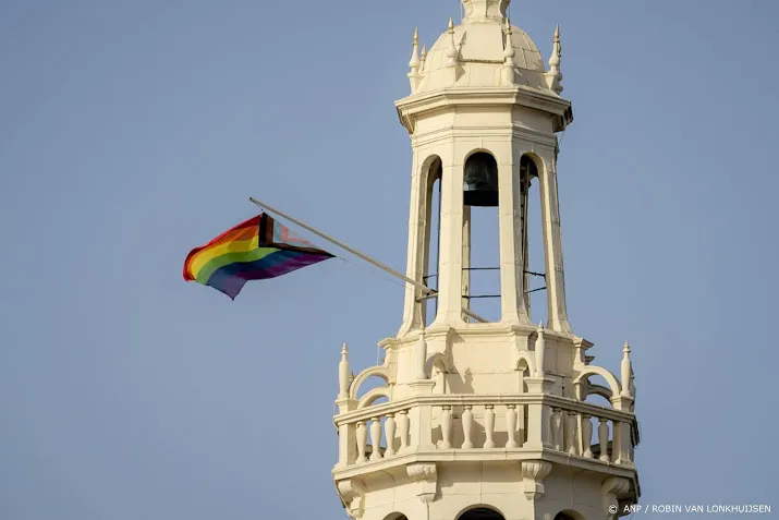 lhbtiers in kleurrijke pride walk door amsterdam