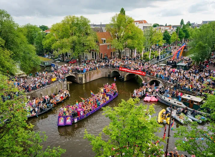 lhbtiers verdeeld over sticker in amsterdamse horeca