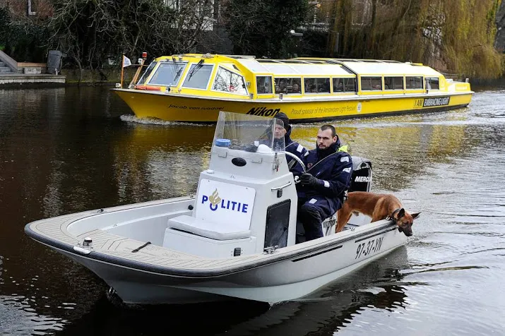 lichaam aangetroffen in gracht amsterdam