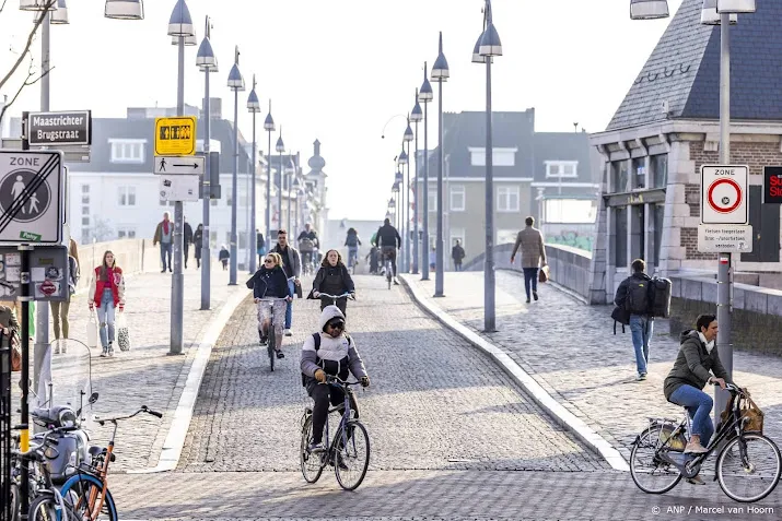 lichte nachtvorst tijdens koningsnacht overdag fris maar droog